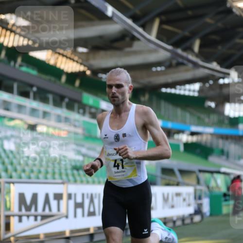 06.10.2024 - 19. swb-Marathon Bremen Yannick Fuchs http://msf.ph/oto/7373349 06.10.2024 10:14:29 Laufen im Stadion 41, 8667 meine-sportfotos.de