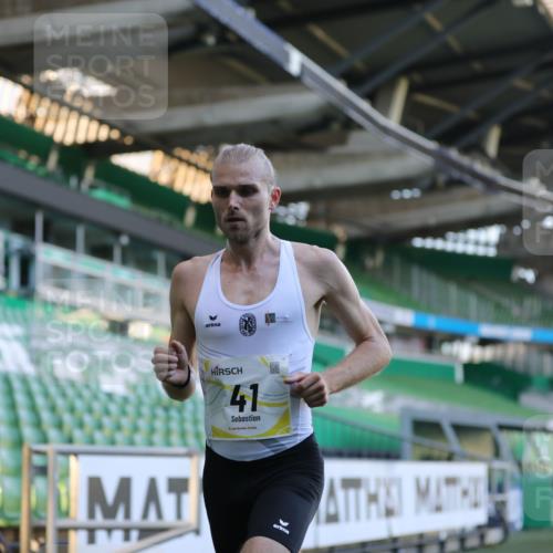 06.10.2024 - 19. swb-Marathon Bremen Yannick Fuchs http://msf.ph/oto/7373365 06.10.2024 10:14:30 Laufen im Stadion 41, 8667 meine-sportfotos.de