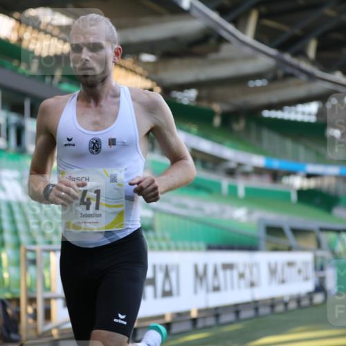 06.10.2024 - 19. swb-Marathon Bremen Yannick Fuchs http://msf.ph/oto/7373372 06.10.2024 10:14:30 Laufen im Stadion 41, 8667 meine-sportfotos.de