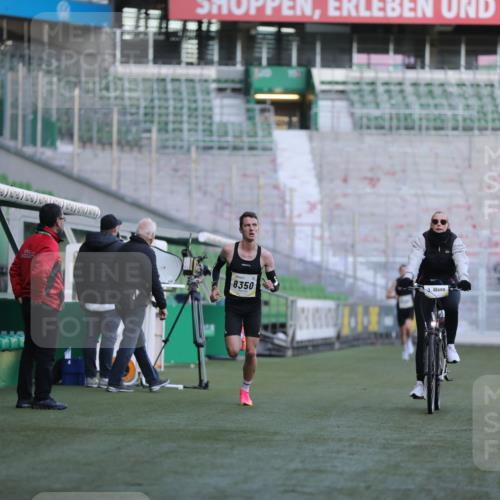 06.10.2024 - 19. swb-Marathon Bremen Yannick Fuchs http://msf.ph/oto/7373384 06.10.2024 10:14:39 Laufen im Stadion 41, 8350, 8667 meine-sportfotos.de