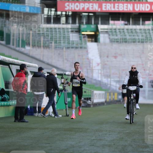 06.10.2024 - 19. swb-Marathon Bremen Yannick Fuchs http://msf.ph/oto/7373398 06.10.2024 10:14:39 Laufen im Stadion 41, 8350, 8667 meine-sportfotos.de