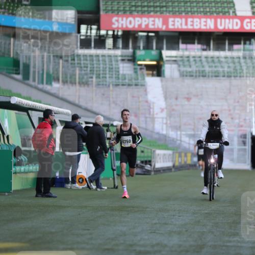 06.10.2024 - 19. swb-Marathon Bremen Yannick Fuchs http://msf.ph/oto/7373410 06.10.2024 10:14:39 Laufen im Stadion 41, 8350, 8667 meine-sportfotos.de