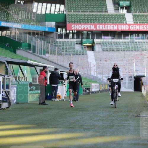 06.10.2024 - 19. swb-Marathon Bremen Yannick Fuchs http://msf.ph/oto/7373450 06.10.2024 10:14:40 Laufen im Stadion 41, 8350, 8667 meine-sportfotos.de