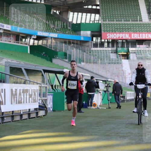06.10.2024 - 19. swb-Marathon Bremen Yannick Fuchs http://msf.ph/oto/7373471 06.10.2024 10:14:42 Laufen im Stadion 41, 8350, 8667 meine-sportfotos.de