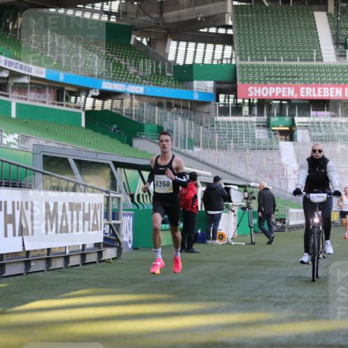 06.10.2024 - 19. swb-Marathon Bremen Yannick Fuchs http://msf.ph/oto/7373474 06.10.2024 10:14:42 Laufen im Stadion 41, 8350, 8667 meine-sportfotos.de
