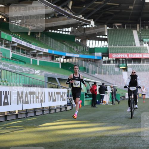 06.10.2024 - 19. swb-Marathon Bremen Yannick Fuchs http://msf.ph/oto/7373502 06.10.2024 10:14:42 Laufen im Stadion 41, 8350, 8667 meine-sportfotos.de