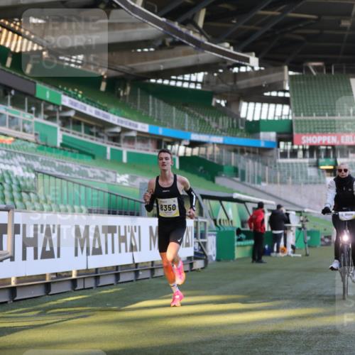06.10.2024 - 19. swb-Marathon Bremen Yannick Fuchs http://msf.ph/oto/7373521 06.10.2024 10:14:43 Laufen im Stadion 41, 8350, 8667 meine-sportfotos.de