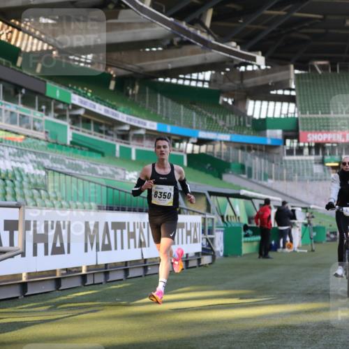 06.10.2024 - 19. swb-Marathon Bremen Yannick Fuchs http://msf.ph/oto/7373530 06.10.2024 10:14:43 Laufen im Stadion 41, 8350, 8667 meine-sportfotos.de