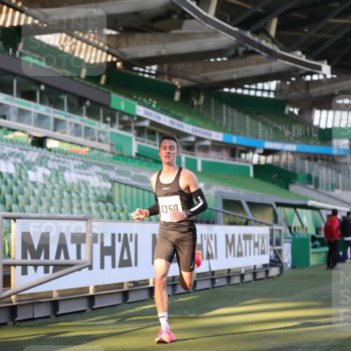 06.10.2024 - 19. swb-Marathon Bremen Yannick Fuchs http://msf.ph/oto/7373541 06.10.2024 10:14:43 Laufen im Stadion 41, 8350, 8667 meine-sportfotos.de