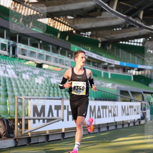 06.10.2024 - 19. swb-Marathon Bremen Yannick Fuchs http://msf.ph/oto/7373572 06.10.2024 10:14:44 Laufen im Stadion 41, 8350, 8667 meine-sportfotos.de