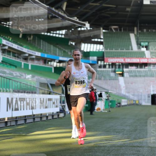 06.10.2024 - 19. swb-Marathon Bremen Yannick Fuchs http://msf.ph/oto/7373775 06.10.2024 10:14:50 Laufen im Stadion 41, 8350, 8395, 8396, 8667 meine-sportfotos.de