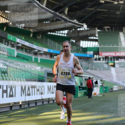 06.10.2024 - 19. swb-Marathon Bremen Yannick Fuchs http://msf.ph/oto/7373786 06.10.2024 10:14:51 Laufen im Stadion 41, 8350, 8395, 8396, 8667 meine-sportfotos.de