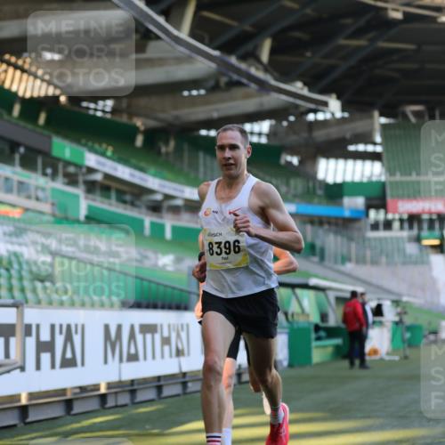06.10.2024 - 19. swb-Marathon Bremen Yannick Fuchs http://msf.ph/oto/7373793 06.10.2024 10:14:51 Laufen im Stadion 41, 8350, 8395, 8396, 8667 meine-sportfotos.de