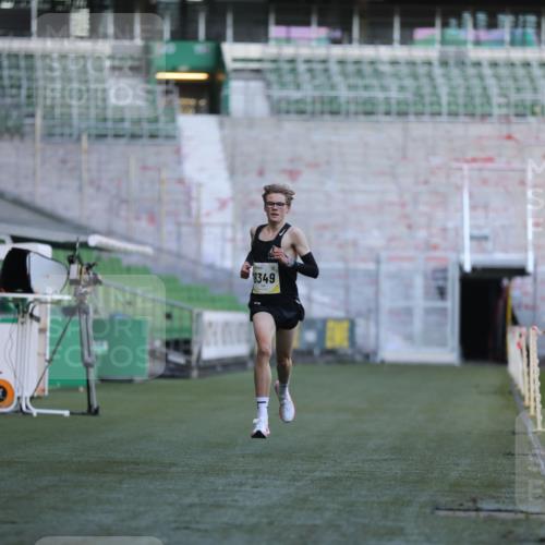 06.10.2024 - 19. swb-Marathon Bremen Yannick Fuchs http://msf.ph/oto/7373824 06.10.2024 10:15:20 Laufen im Stadion 8349, 8350, 8395, 8396 meine-sportfotos.de