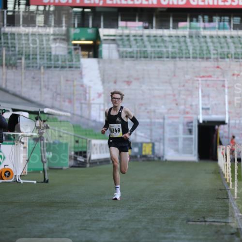 06.10.2024 - 19. swb-Marathon Bremen Yannick Fuchs http://msf.ph/oto/7373829 06.10.2024 10:15:20 Laufen im Stadion 8349, 8350, 8395, 8396 meine-sportfotos.de