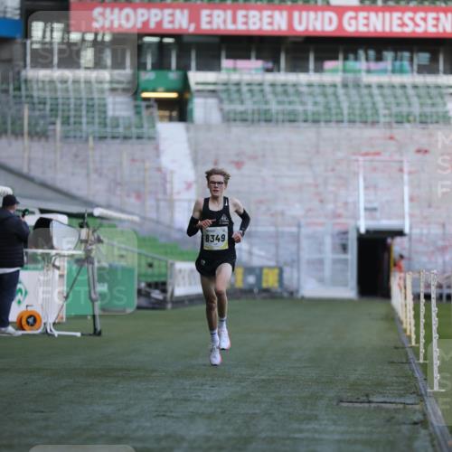 06.10.2024 - 19. swb-Marathon Bremen Yannick Fuchs http://msf.ph/oto/7373836 06.10.2024 10:15:20 Laufen im Stadion 8349, 8350, 8395, 8396 meine-sportfotos.de
