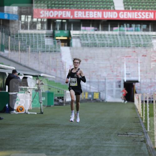 06.10.2024 - 19. swb-Marathon Bremen Yannick Fuchs http://msf.ph/oto/7373841 06.10.2024 10:15:21 Laufen im Stadion 8349, 8350, 8395, 8396 meine-sportfotos.de