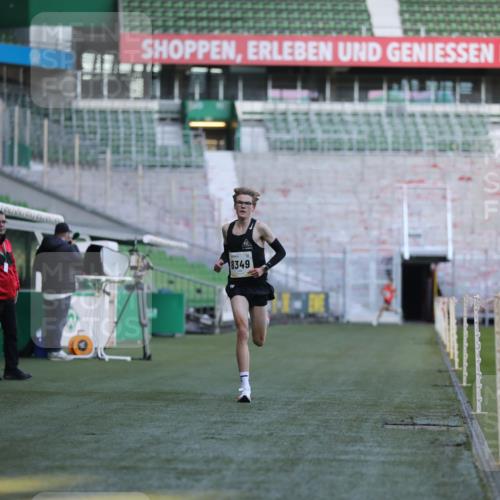 06.10.2024 - 19. swb-Marathon Bremen Yannick Fuchs http://msf.ph/oto/7373846 06.10.2024 10:15:21 Laufen im Stadion 8349, 8350, 8395, 8396 meine-sportfotos.de
