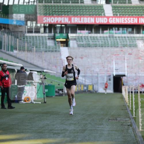 06.10.2024 - 19. swb-Marathon Bremen Yannick Fuchs http://msf.ph/oto/7373849 06.10.2024 10:15:21 Laufen im Stadion 8349, 8350, 8395, 8396 meine-sportfotos.de