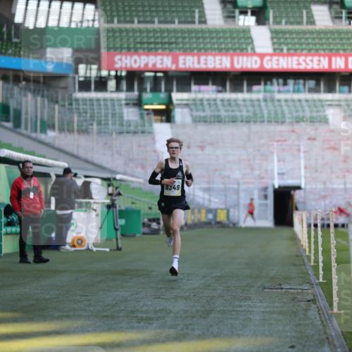 06.10.2024 - 19. swb-Marathon Bremen Yannick Fuchs http://msf.ph/oto/7373867 06.10.2024 10:15:21 Laufen im Stadion 8349, 8350, 8395, 8396 meine-sportfotos.de