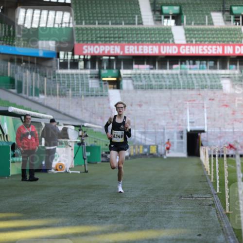 06.10.2024 - 19. swb-Marathon Bremen Yannick Fuchs http://msf.ph/oto/7373909 06.10.2024 10:15:21 Laufen im Stadion 8349, 8350, 8395, 8396 meine-sportfotos.de