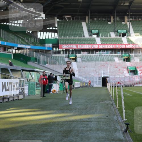 06.10.2024 - 19. swb-Marathon Bremen Yannick Fuchs http://msf.ph/oto/7373930 06.10.2024 10:15:22 Laufen im Stadion 8349, 8350, 8395, 8396 meine-sportfotos.de