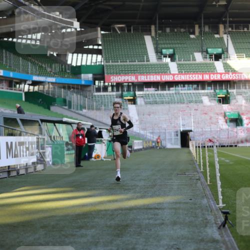 06.10.2024 - 19. swb-Marathon Bremen Yannick Fuchs http://msf.ph/oto/7373938 06.10.2024 10:15:22 Laufen im Stadion 8349, 8350, 8395, 8396 meine-sportfotos.de