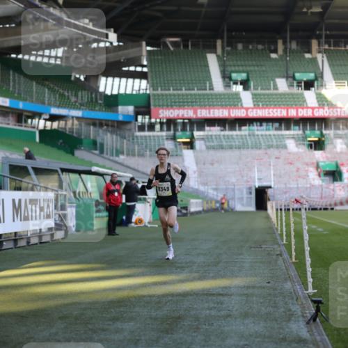 06.10.2024 - 19. swb-Marathon Bremen Yannick Fuchs http://msf.ph/oto/7373951 06.10.2024 10:15:22 Laufen im Stadion 8349, 8350, 8395, 8396 meine-sportfotos.de