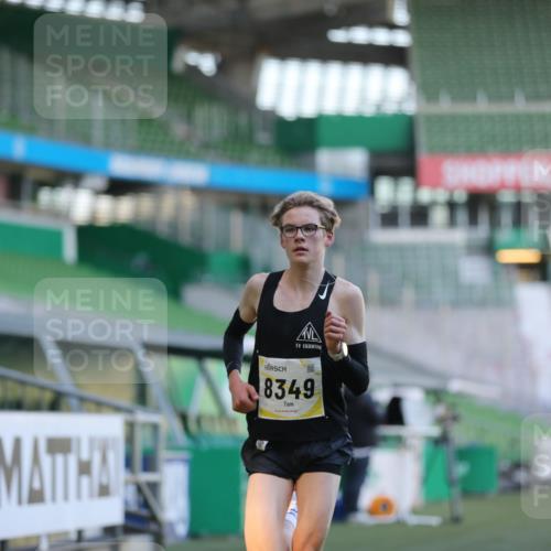 06.10.2024 - 19. swb-Marathon Bremen Yannick Fuchs http://msf.ph/oto/7373956 06.10.2024 10:15:23 Laufen im Stadion 8349, 8350, 8395, 8396 meine-sportfotos.de