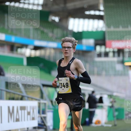 06.10.2024 - 19. swb-Marathon Bremen Yannick Fuchs http://msf.ph/oto/7373960 06.10.2024 10:15:23 Laufen im Stadion 8349, 8350, 8395, 8396 meine-sportfotos.de