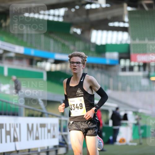 06.10.2024 - 19. swb-Marathon Bremen Yannick Fuchs http://msf.ph/oto/7373968 06.10.2024 10:15:24 Laufen im Stadion 8349, 8350, 8395, 8396 meine-sportfotos.de