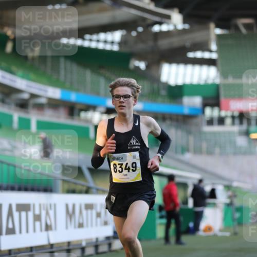 06.10.2024 - 19. swb-Marathon Bremen Yannick Fuchs http://msf.ph/oto/7373980 06.10.2024 10:15:24 Laufen im Stadion 8349, 8350, 8395, 8396 meine-sportfotos.de