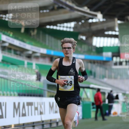 06.10.2024 - 19. swb-Marathon Bremen Yannick Fuchs http://msf.ph/oto/7373990 06.10.2024 10:15:24 Laufen im Stadion 8349, 8350, 8395, 8396 meine-sportfotos.de
