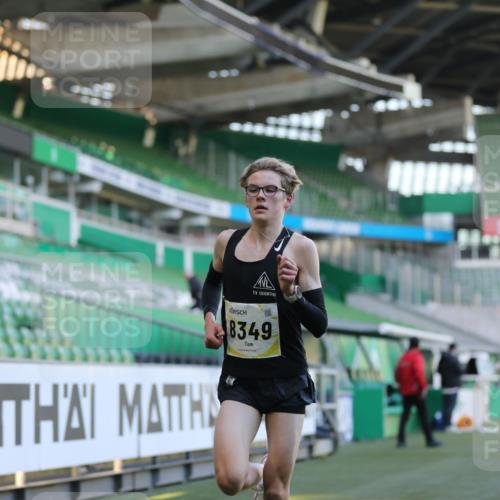 06.10.2024 - 19. swb-Marathon Bremen Yannick Fuchs http://msf.ph/oto/7373994 06.10.2024 10:15:24 Laufen im Stadion 8349, 8350, 8395, 8396 meine-sportfotos.de