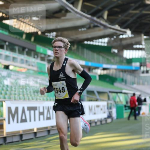 06.10.2024 - 19. swb-Marathon Bremen Yannick Fuchs http://msf.ph/oto/7374009 06.10.2024 10:15:24 Laufen im Stadion 8349, 8350, 8395, 8396 meine-sportfotos.de