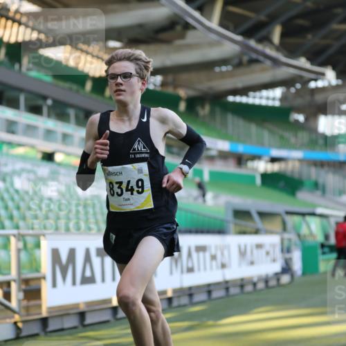 06.10.2024 - 19. swb-Marathon Bremen Yannick Fuchs http://msf.ph/oto/7374014 06.10.2024 10:15:24 Laufen im Stadion 8349, 8350, 8395, 8396 meine-sportfotos.de
