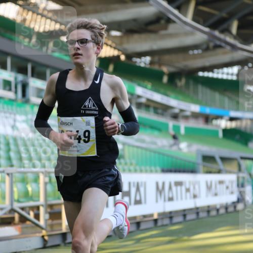 06.10.2024 - 19. swb-Marathon Bremen Yannick Fuchs http://msf.ph/oto/7374022 06.10.2024 10:15:25 Laufen im Stadion 8349, 8395, 8396 meine-sportfotos.de