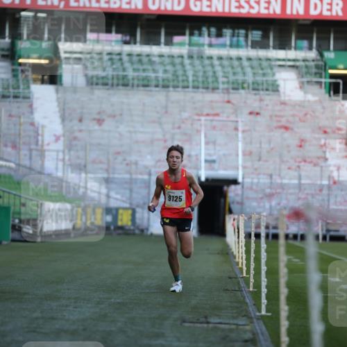 06.10.2024 - 19. swb-Marathon Bremen Yannick Fuchs http://msf.ph/oto/7374035 06.10.2024 10:15:36 Laufen im Stadion 8349, 9125 meine-sportfotos.de