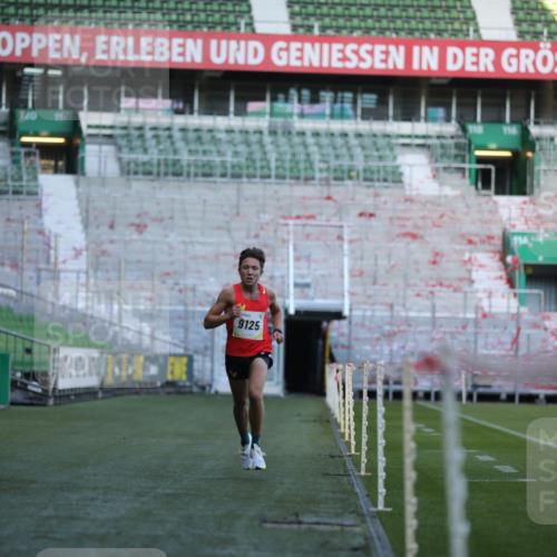 06.10.2024 - 19. swb-Marathon Bremen Yannick Fuchs http://msf.ph/oto/7374048 06.10.2024 10:15:36 Laufen im Stadion 8349, 9125 meine-sportfotos.de