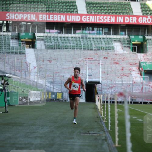 06.10.2024 - 19. swb-Marathon Bremen Yannick Fuchs http://msf.ph/oto/7374063 06.10.2024 10:15:36 Laufen im Stadion 8349, 9125 meine-sportfotos.de