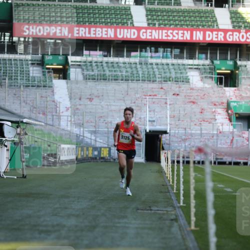 06.10.2024 - 19. swb-Marathon Bremen Yannick Fuchs http://msf.ph/oto/7374082 06.10.2024 10:15:36 Laufen im Stadion 8349, 9125 meine-sportfotos.de