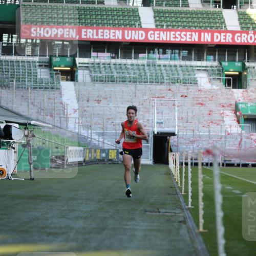 06.10.2024 - 19. swb-Marathon Bremen Yannick Fuchs http://msf.ph/oto/7374085 06.10.2024 10:15:37 Laufen im Stadion 8349, 9125 meine-sportfotos.de