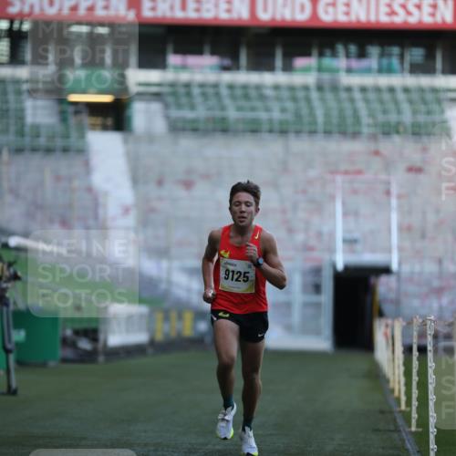 06.10.2024 - 19. swb-Marathon Bremen Yannick Fuchs http://msf.ph/oto/7374095 06.10.2024 10:15:37 Laufen im Stadion 8349, 9125 meine-sportfotos.de