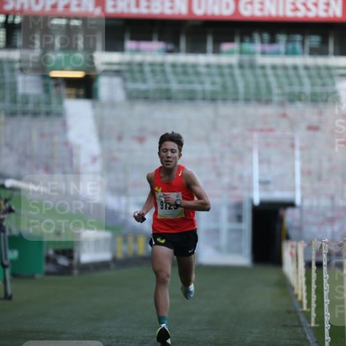 06.10.2024 - 19. swb-Marathon Bremen Yannick Fuchs http://msf.ph/oto/7374106 06.10.2024 10:15:37 Laufen im Stadion 8349, 9125 meine-sportfotos.de