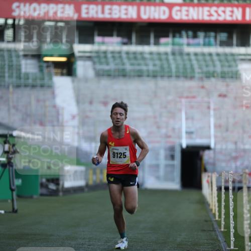06.10.2024 - 19. swb-Marathon Bremen Yannick Fuchs http://msf.ph/oto/7374112 06.10.2024 10:15:37 Laufen im Stadion 8349, 9125 meine-sportfotos.de