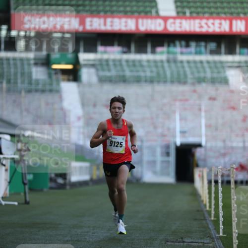 06.10.2024 - 19. swb-Marathon Bremen Yannick Fuchs http://msf.ph/oto/7374116 06.10.2024 10:15:38 Laufen im Stadion 8349, 9125 meine-sportfotos.de