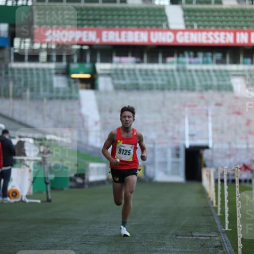 06.10.2024 - 19. swb-Marathon Bremen Yannick Fuchs http://msf.ph/oto/7374126 06.10.2024 10:15:38 Laufen im Stadion 8349, 9125 meine-sportfotos.de