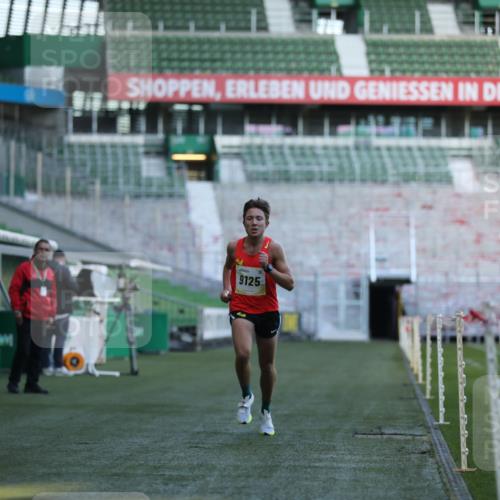 06.10.2024 - 19. swb-Marathon Bremen Yannick Fuchs http://msf.ph/oto/7374140 06.10.2024 10:15:38 Laufen im Stadion 8349, 9125 meine-sportfotos.de