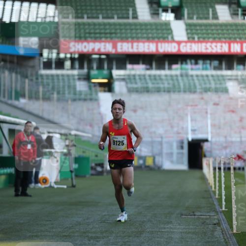 06.10.2024 - 19. swb-Marathon Bremen Yannick Fuchs http://msf.ph/oto/7374152 06.10.2024 10:15:38 Laufen im Stadion 8349, 9125 meine-sportfotos.de