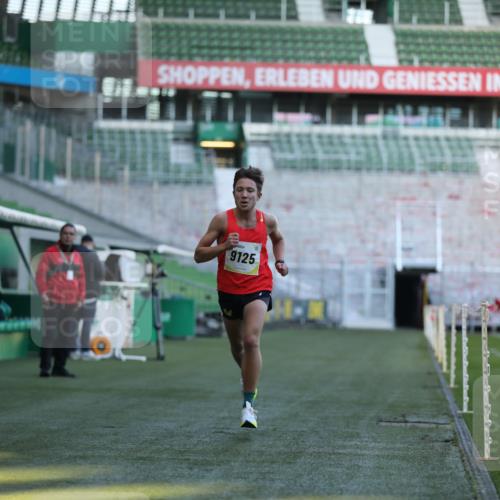06.10.2024 - 19. swb-Marathon Bremen Yannick Fuchs http://msf.ph/oto/7374164 06.10.2024 10:15:38 Laufen im Stadion 8349, 9125 meine-sportfotos.de